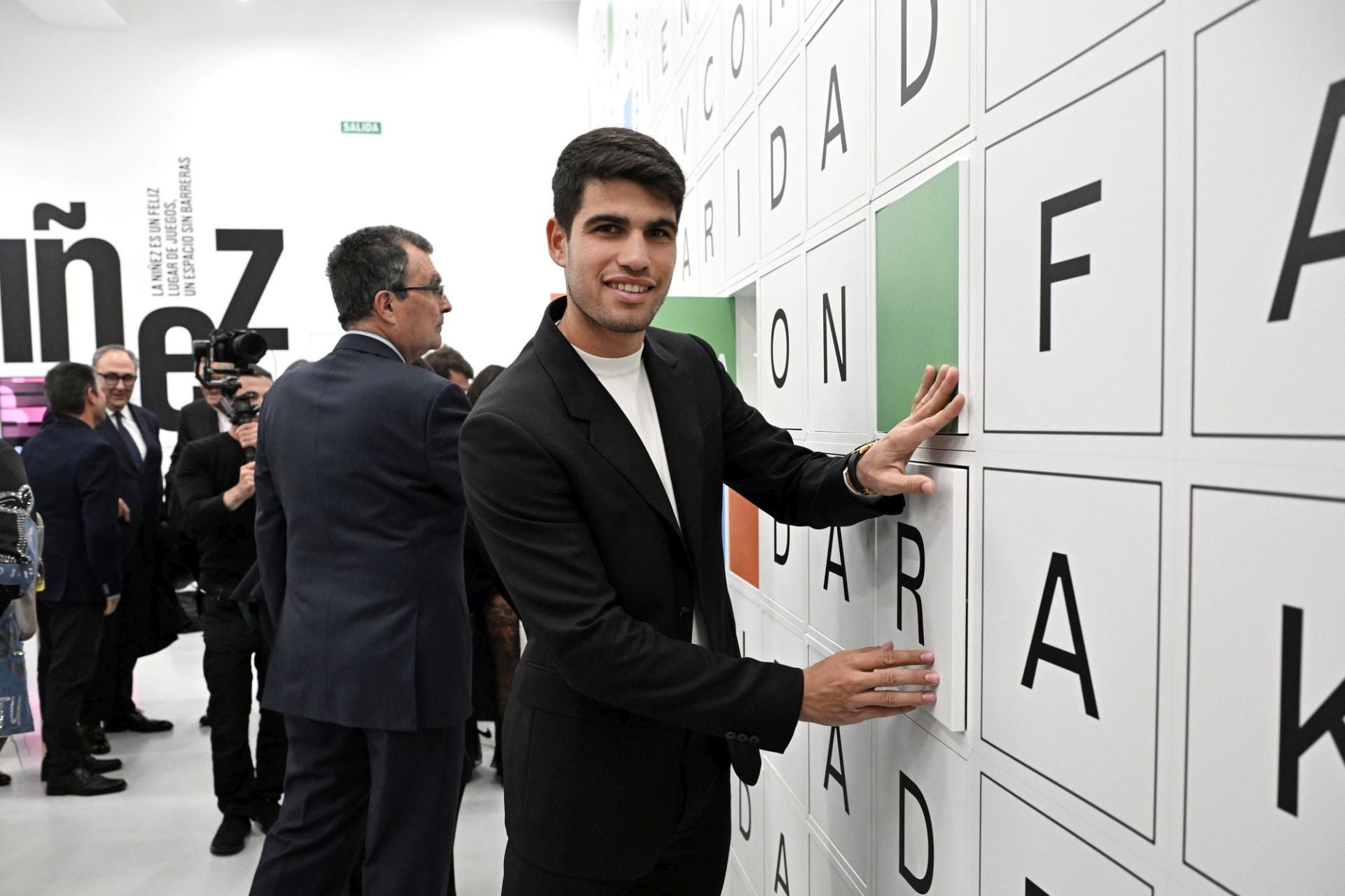 Carlos Alcaraz inaugura su primera exposición en Murcia en el Centro de Cultura Cárcel Vieja: 'Los pies en la Tierra', con los trofeos y objetos más importantes del tenista murciano