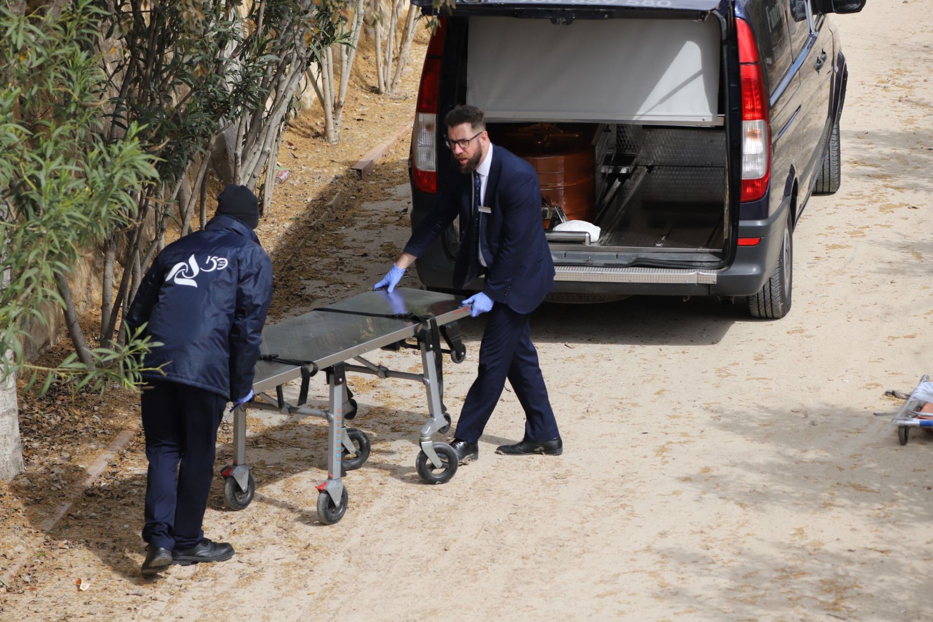 El rescate de un cadáver en aguas del río Segura, en imágenes