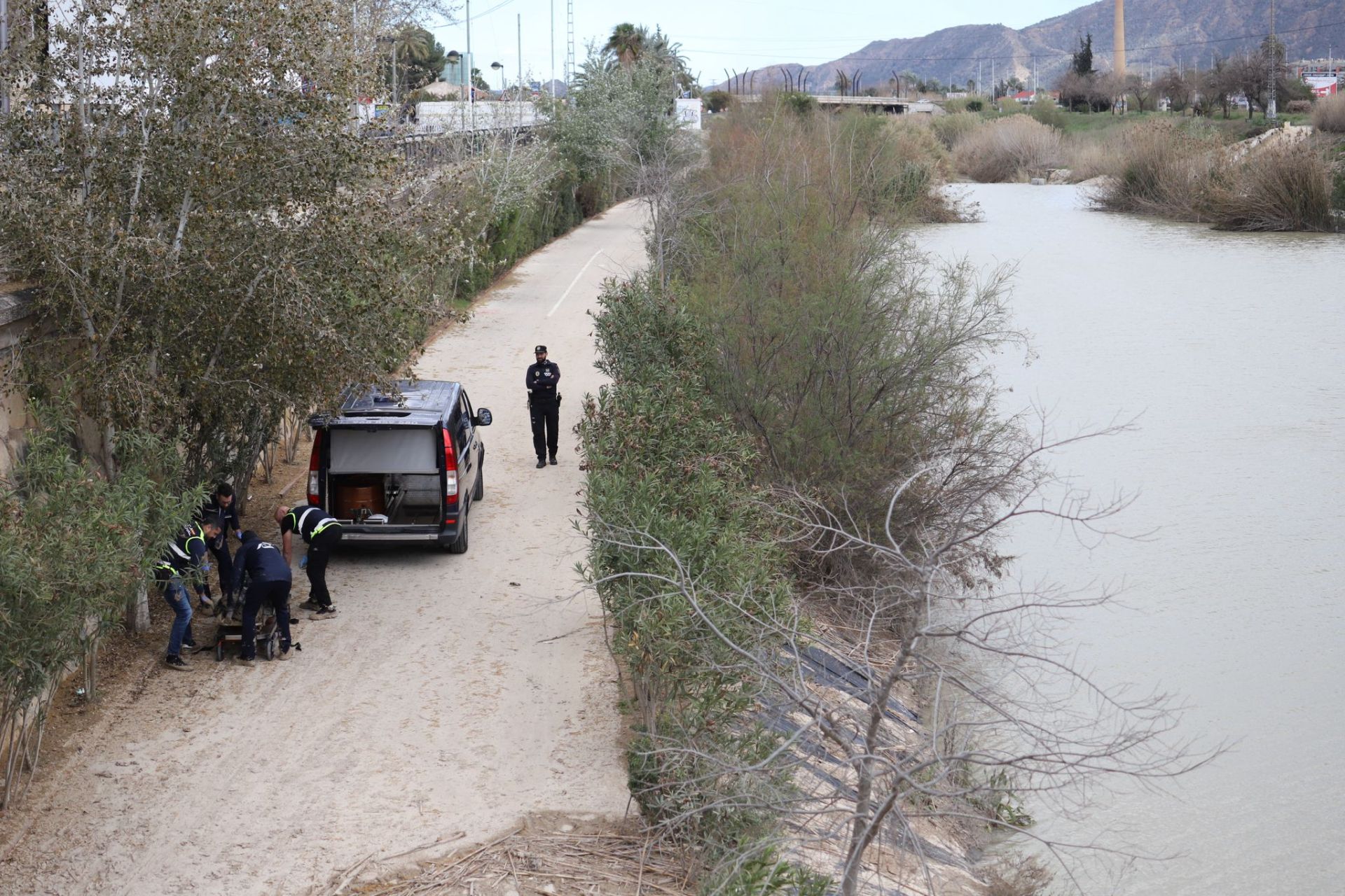 El rescate de un cadáver en aguas del río Segura, en imágenes