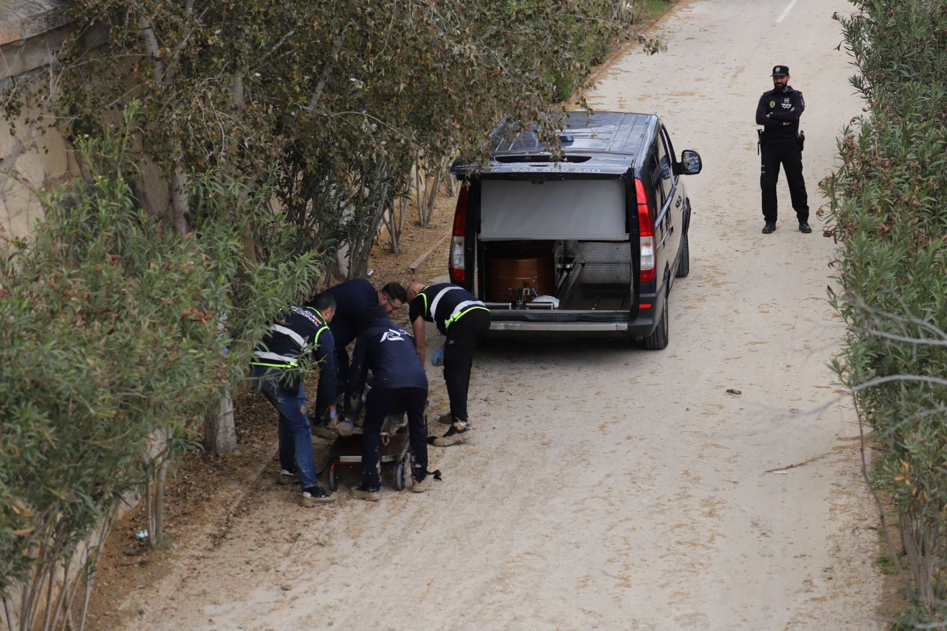 El rescate de un cadáver en aguas del río Segura, en imágenes