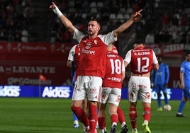 Flakus celebra su gol.