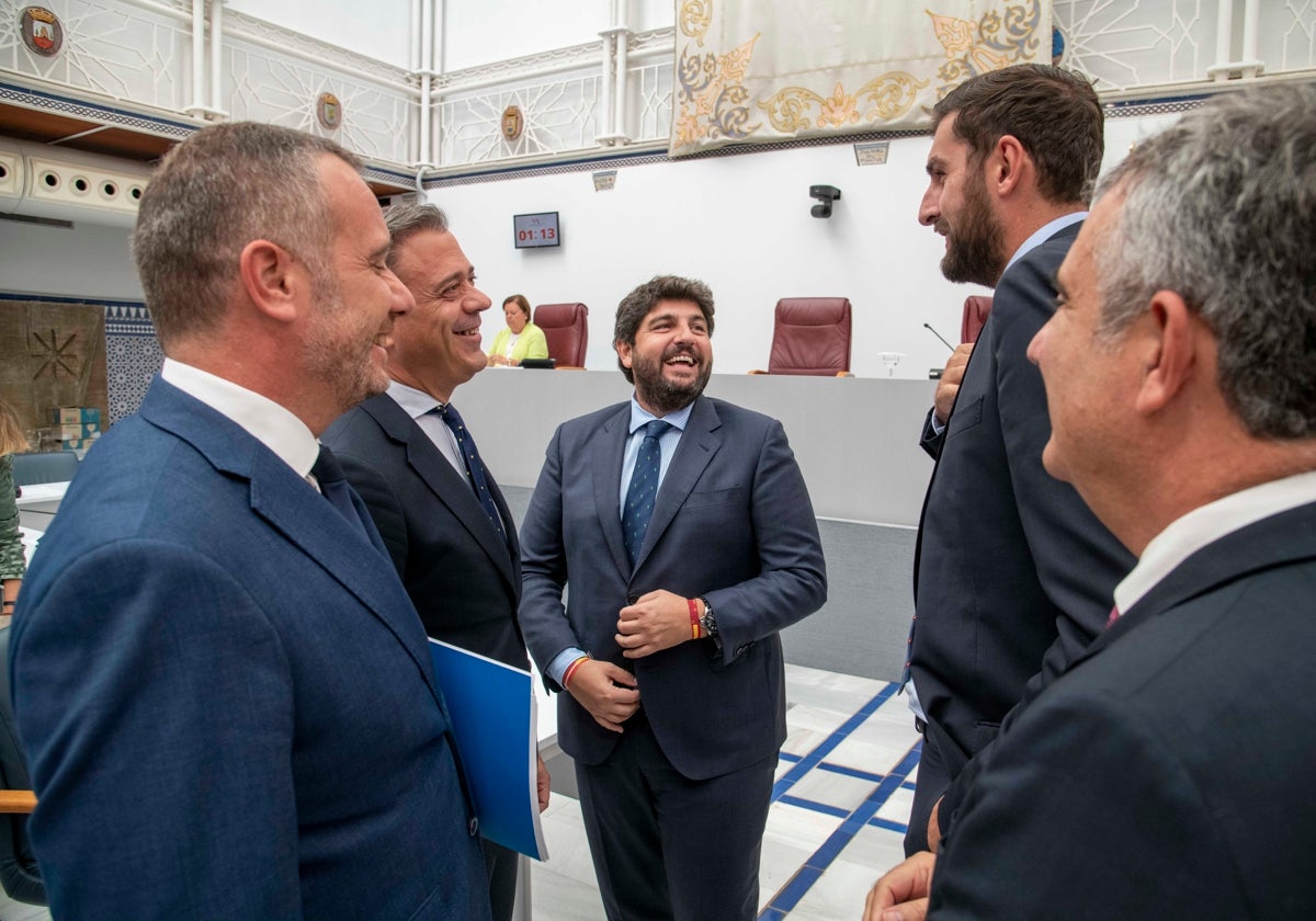 López Miras, junto a Antelo, en la Asamblea Regional rodeados de Segado, Ortuño y Vázquez.