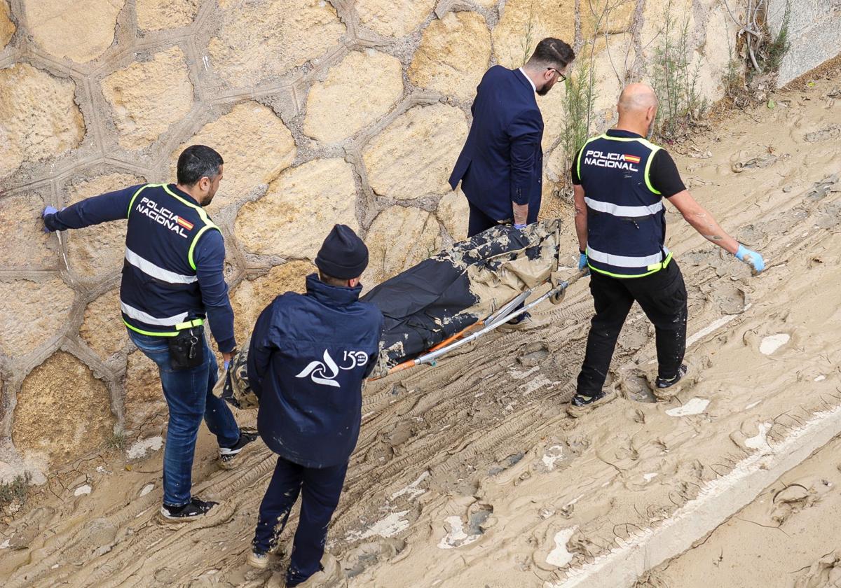 La Policía Nacional transporta el cuerpo sin vida.