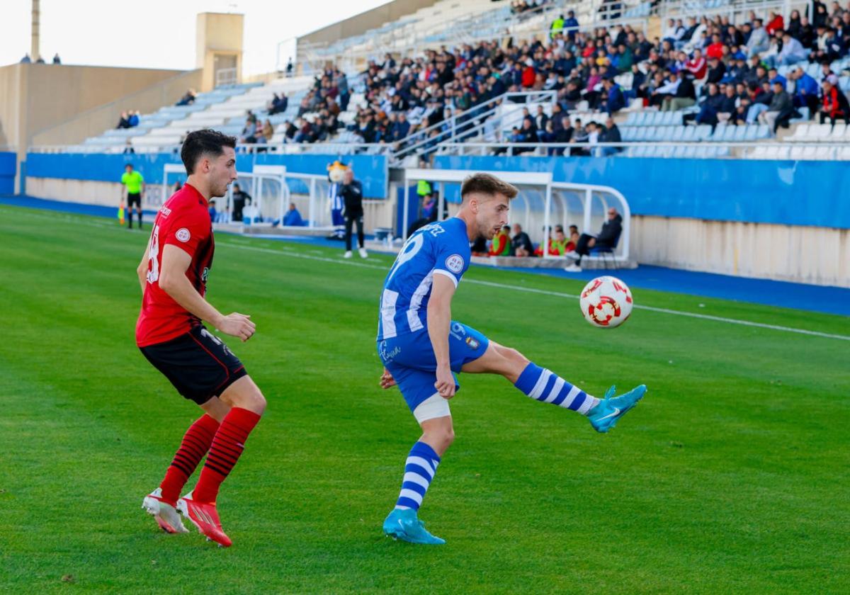 Gabri López, del Lorca, trata de quedarse con el balón, ayer en el Artés Carrasco.