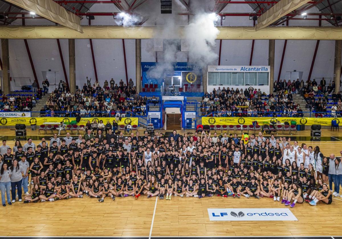 Una gran familia.Todos los equipos de cantera del Hozono Global Jairis, ayer en el Fausto Vicent de Alcantarilla.