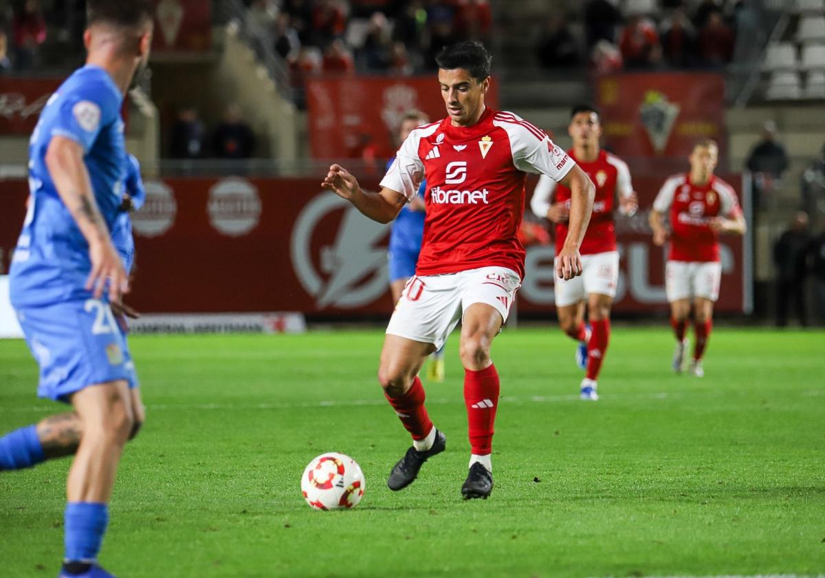 Davo, jugador del Real Murcia, preparado para dar un pase ante el Fuenlabrada.