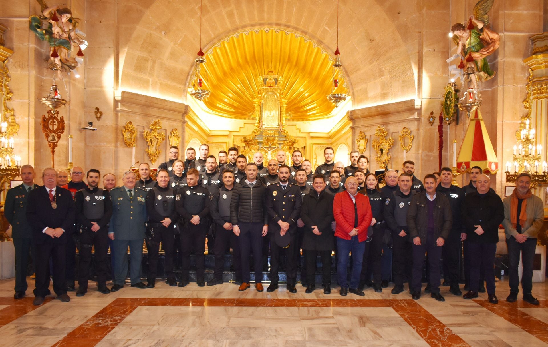 La plantilla de la Policía Local de Caravaca de la Cruz junto a las autoridades e invitados.