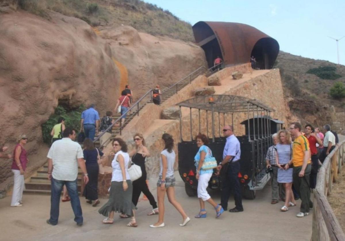 Un grupo de visitantes, durante una visita a la mina Agrupa Vicenta, antes de la pandemia.