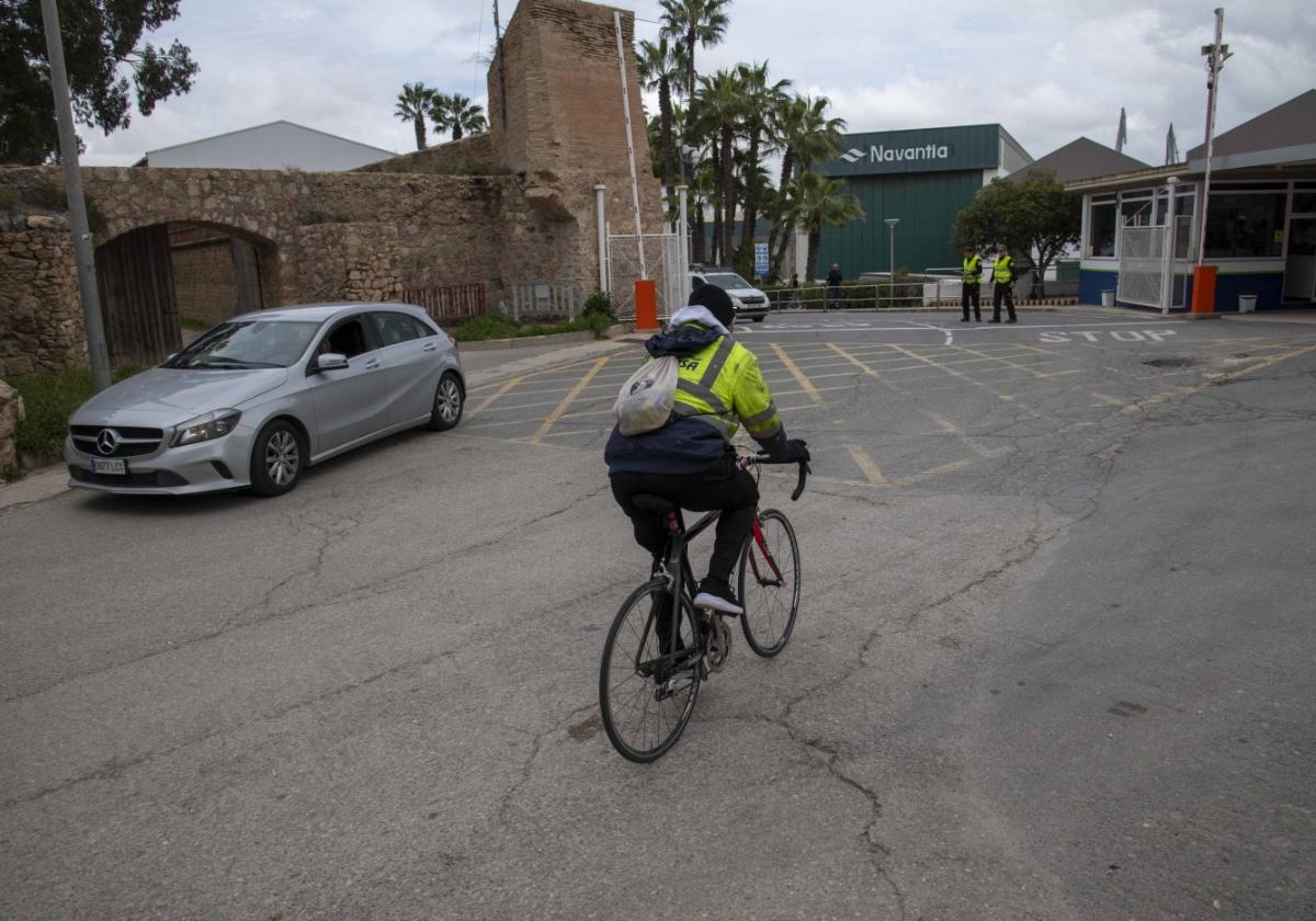 Un trabajador acude, ayer, a los astilleros de Navantia en su bicicleta.