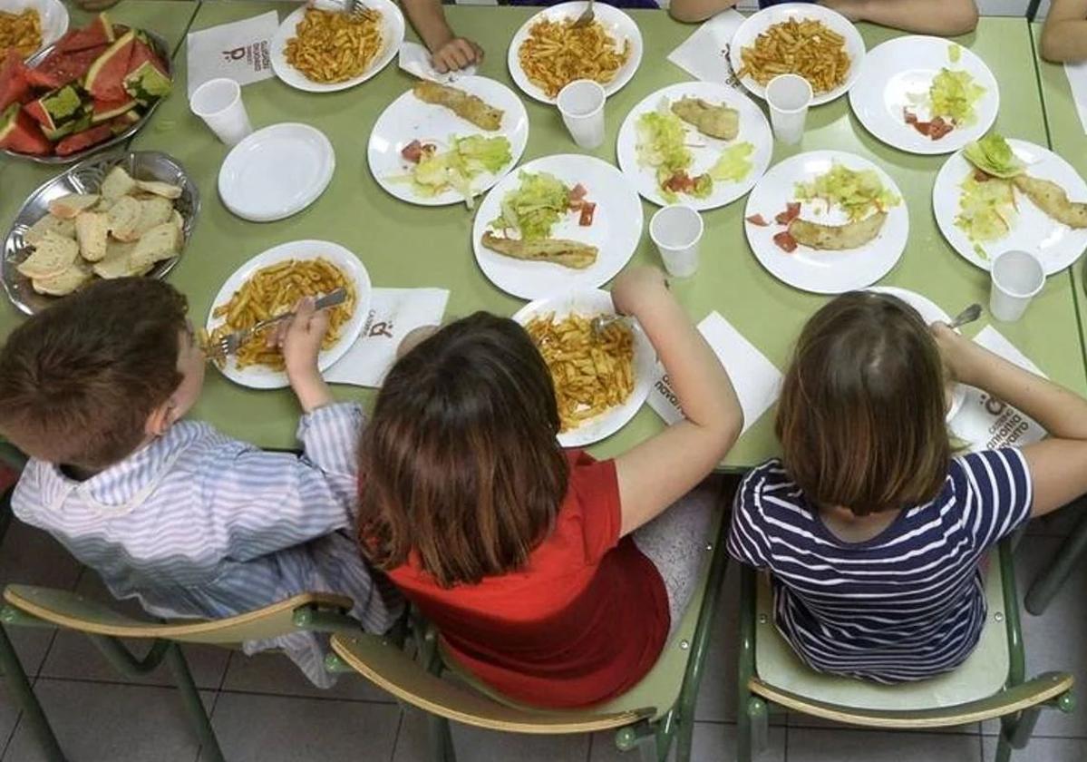 Varios niños, en un comedor escolar de un colegio de Murcia, en una imagen de archivo.