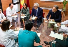 El consejero y el alcalde durante el encuentro con los facultativos de la unidad de cirugía de pared abdominal.