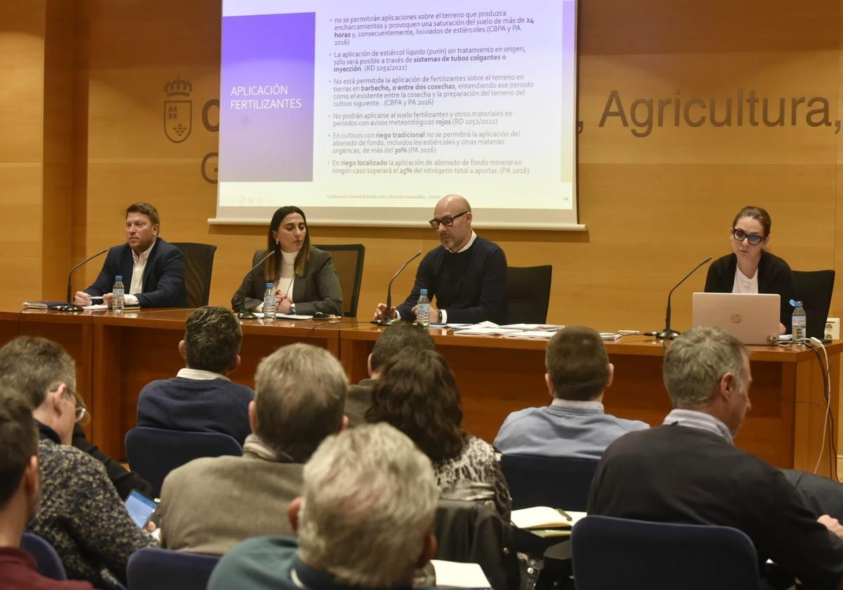 Reunión del sector primario en la Consejería de Agricultura, este martes.