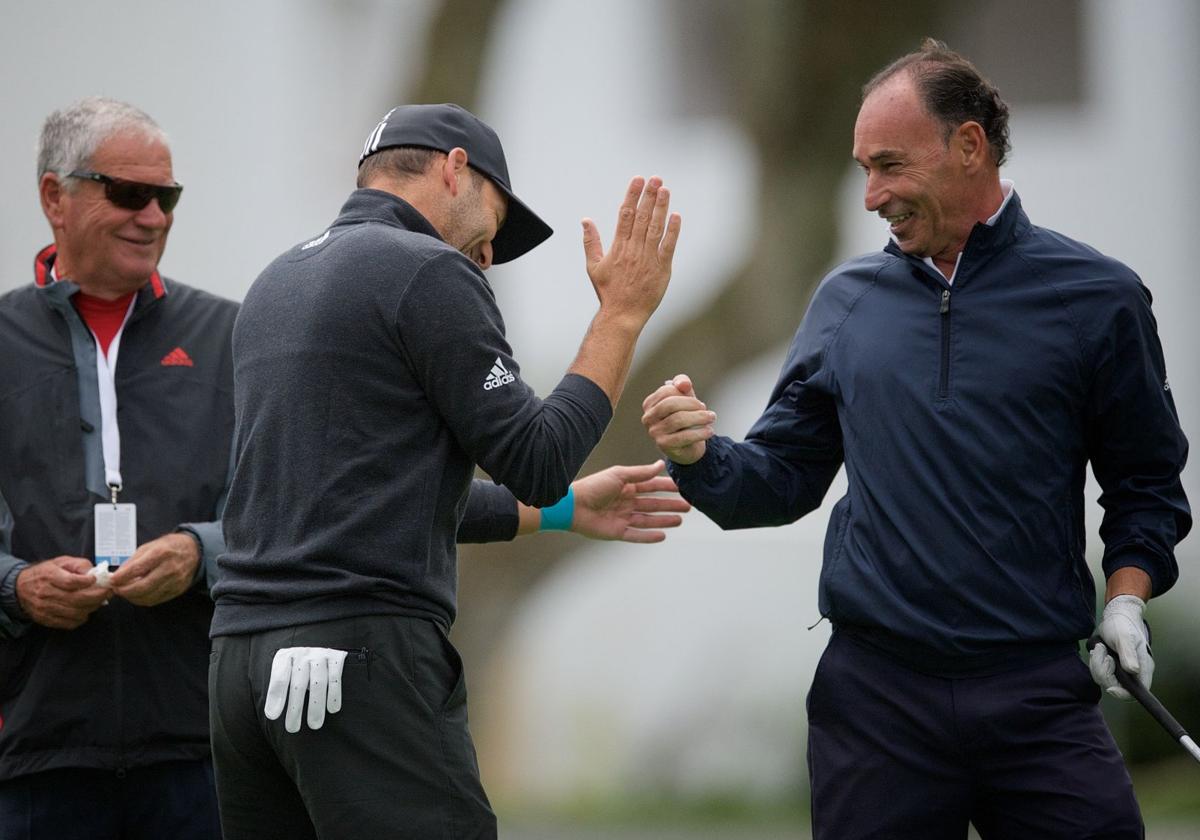 Pepín Liria (d) a punto de chocar la mano con el profesional de golf español Sergio García, en Valderrama.