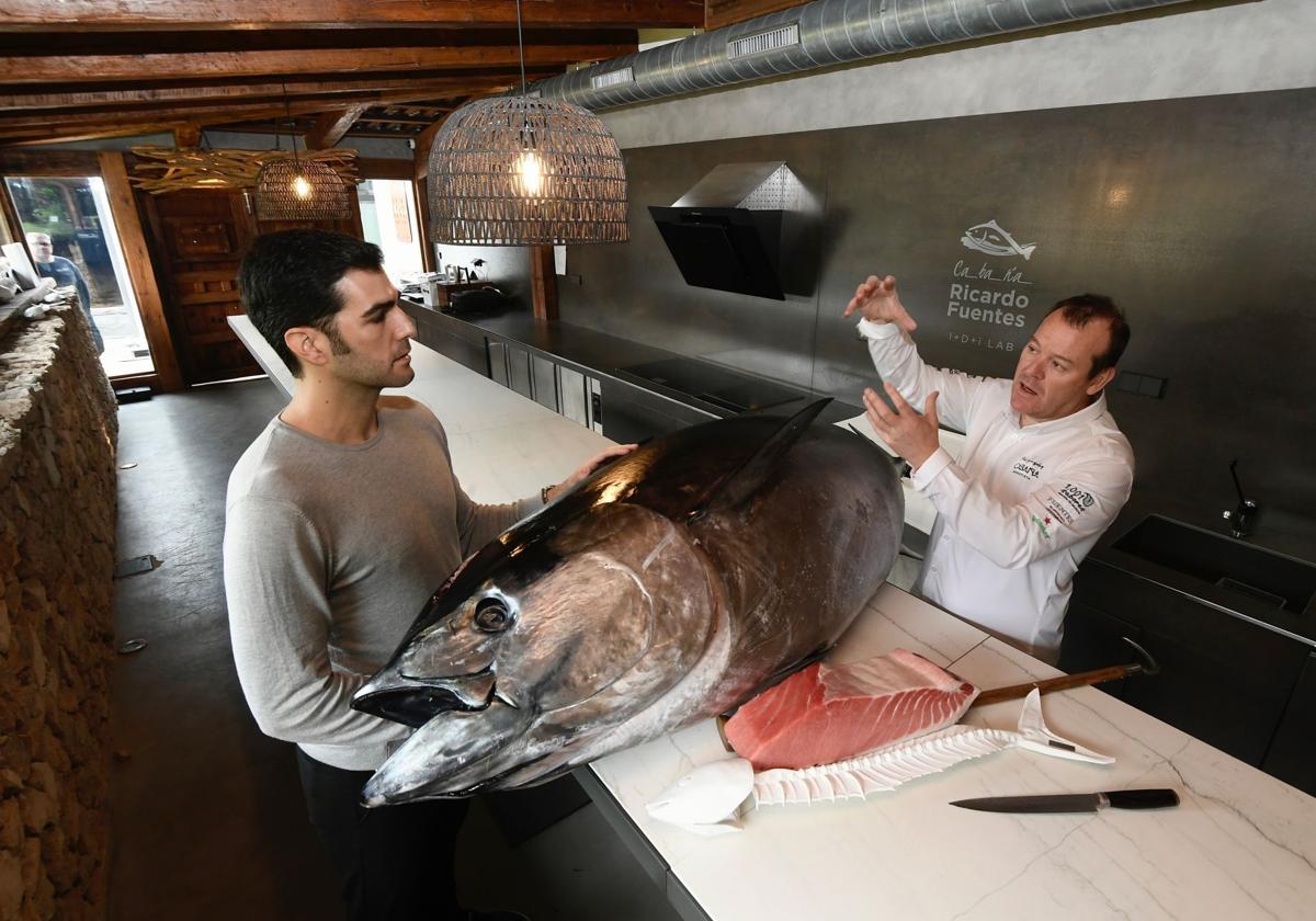 Antonio Callizo atiende las explicaciones 'túnidas' del chef Pablo González en la Cabaña Buenavista junto a un atún rojo de más de 200 kilos de Ricardo Fuentes.