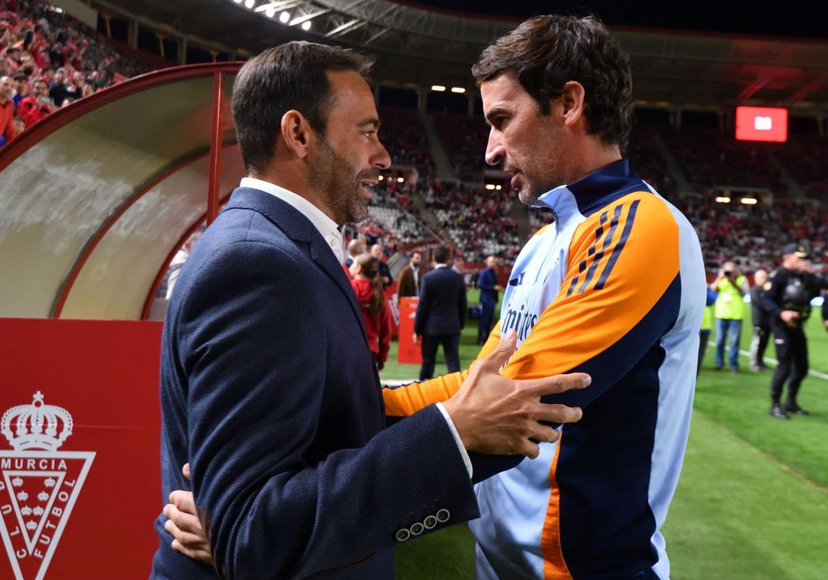 Fran Fernández y Raúl González se saludan antes del choque entre granas y blancos de la primera vuelta.