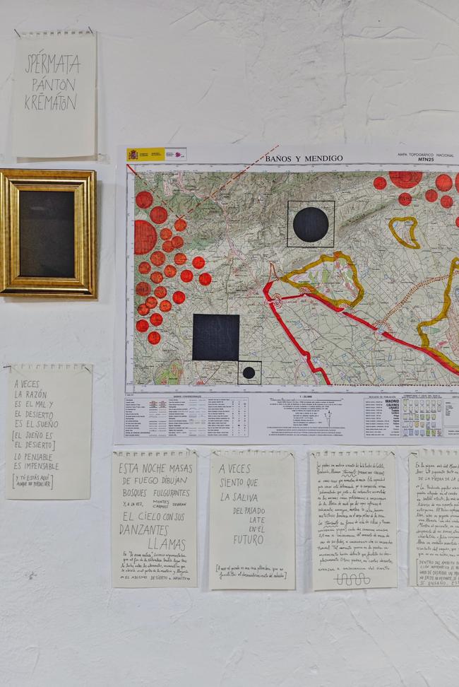 Mapa topográfico y cuartillas con fragmentos seleccionados.