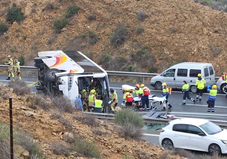 Efectivos sanitarios junto al autobús accidentado en la autovía A-7 en Murcia, este martes.