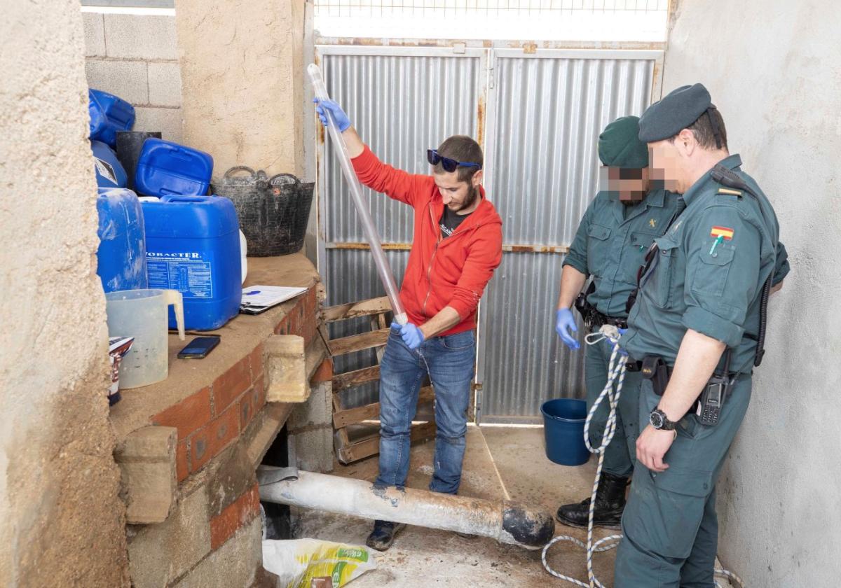 Agentes del Seprona inspeccionando una desaladora ilegal, en una imagen de archivo.