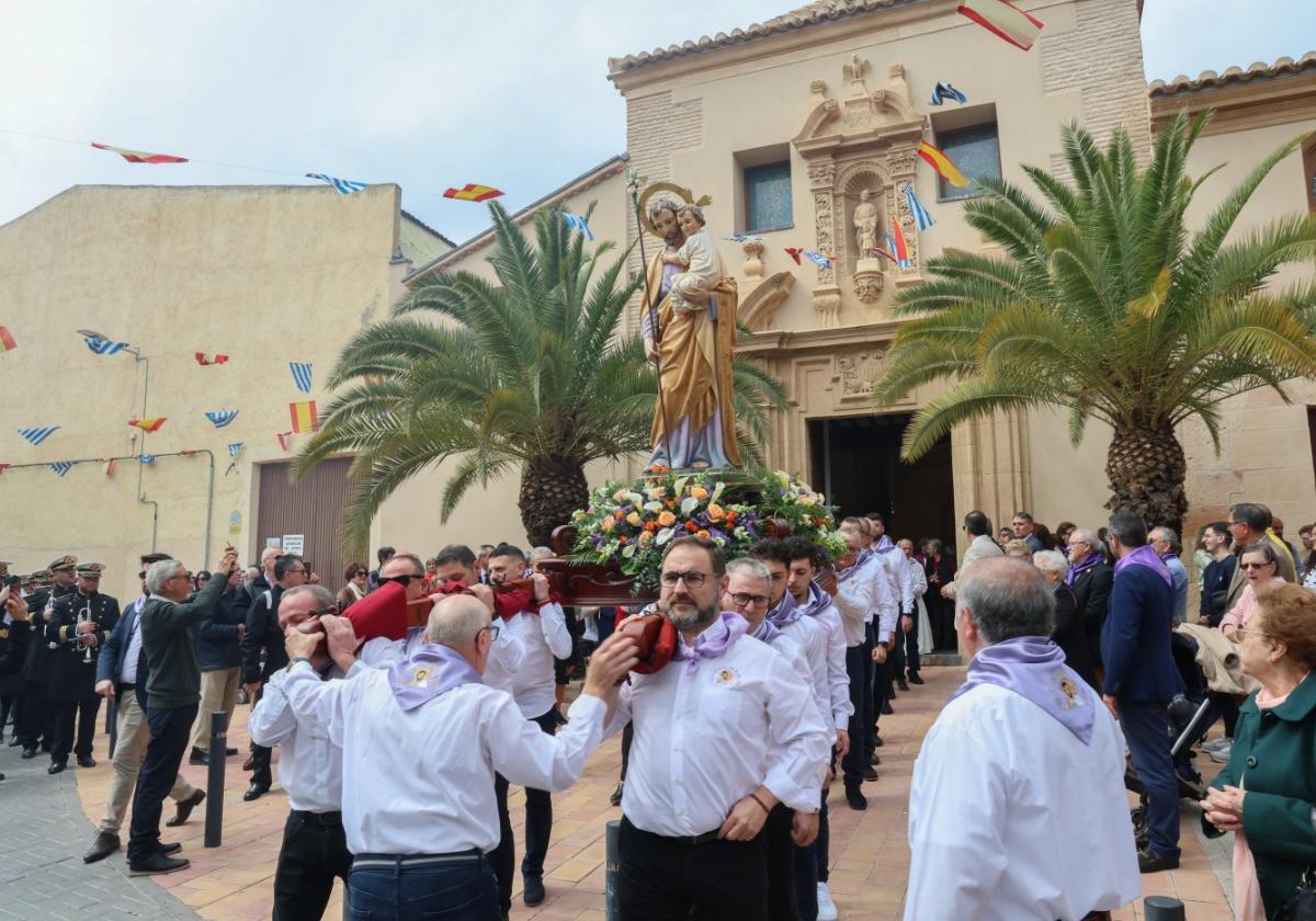 Procesión con la imagen de San José