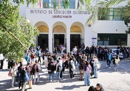 Jóvenes a la salida de un instituto de Secundaria.
