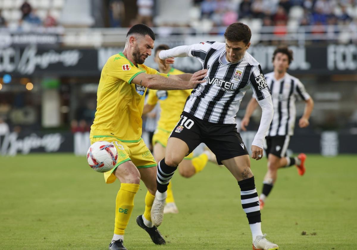 Pablo Vázquez pelea por una pelota con Escriche, en el partido de la primera vuelta.