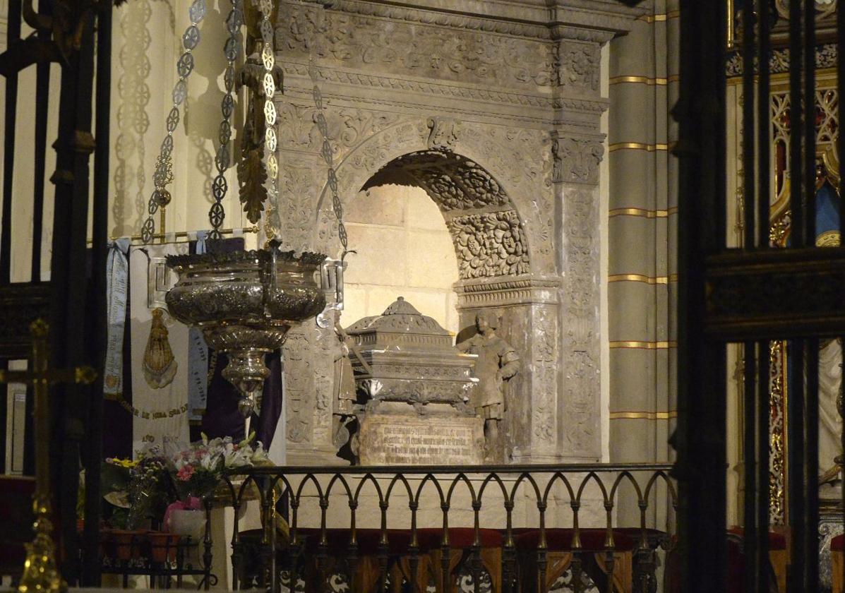 Sepulcro de Alfonso X, en la capilla mayor de la Catedral, con las visibles manchas blancas.