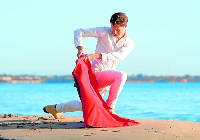 Campaña publicitaria de José María Trigueros toreando en el mar.