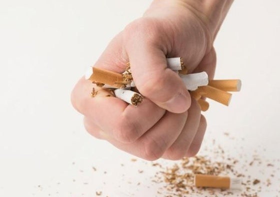 Un hombre rompe varios cigarrillos.