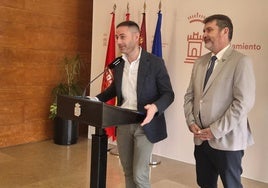 El concejal de Deportes, Miguel Ángel Noguera, y el concejal de Seguridad Ciudadana, Fulgencio Perona, en la presentación del dispositivo, este jueves.
