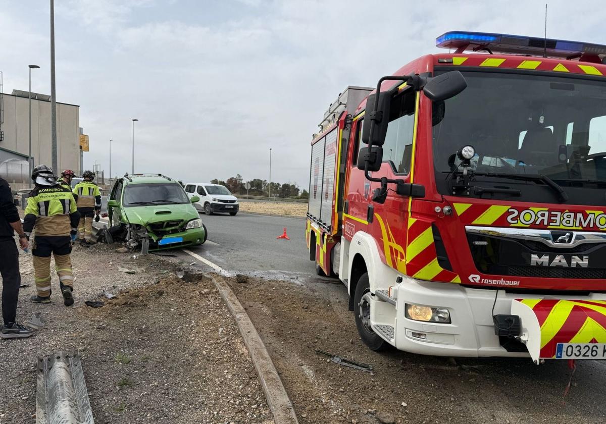 Los bomberos rescatan a la mujer.