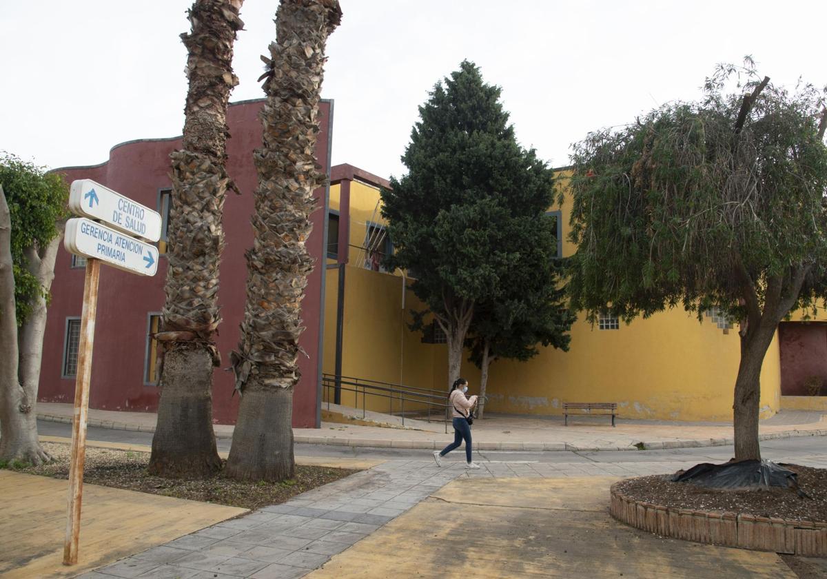 Una mujer pasa ante el centro de salud Virgen de la Caridad de Cartagena.