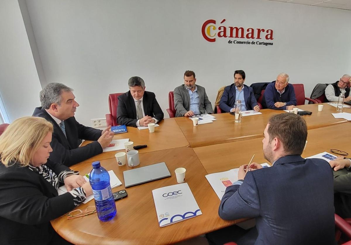 El consejero Juan María Vázquez, durante la reunión de trabajo con la presidenta de COEC y miembros de su Comisión Ejecutiva.