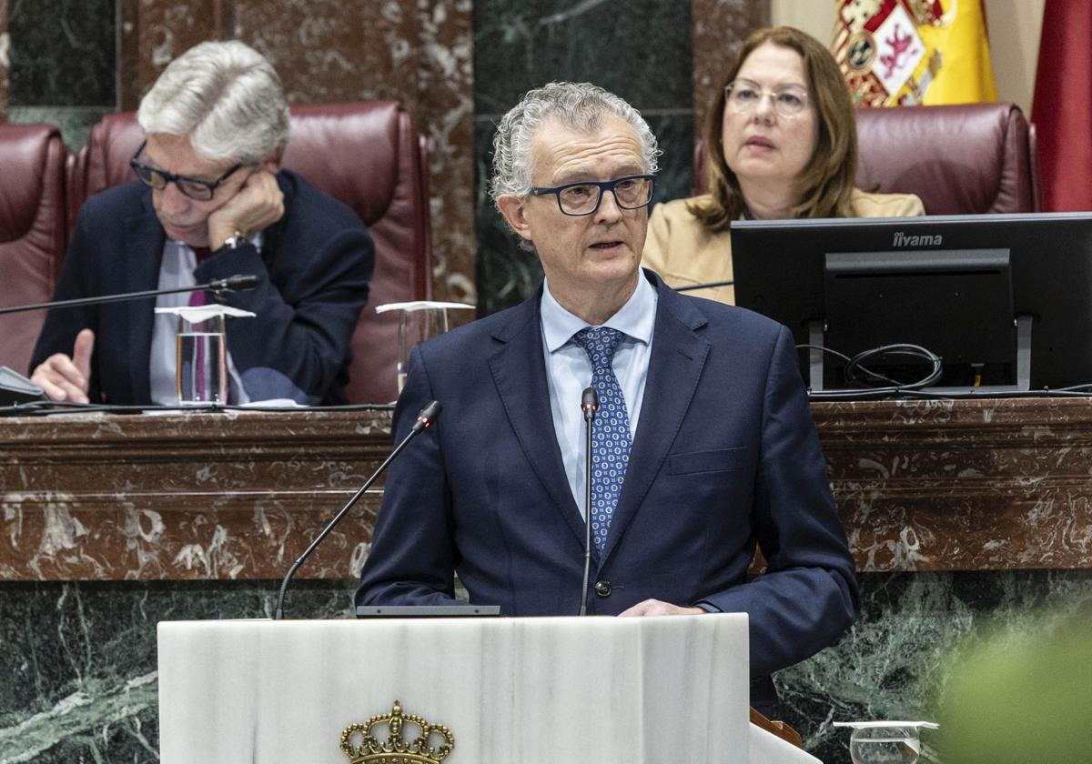 El consejero de Salud, Juan José Pedreño, este viernes, durante el anuncio que ha realizado en la Asamblea.