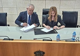 Juan Pagán y Marisa López Aragón, ayer, en la firma del convenio.