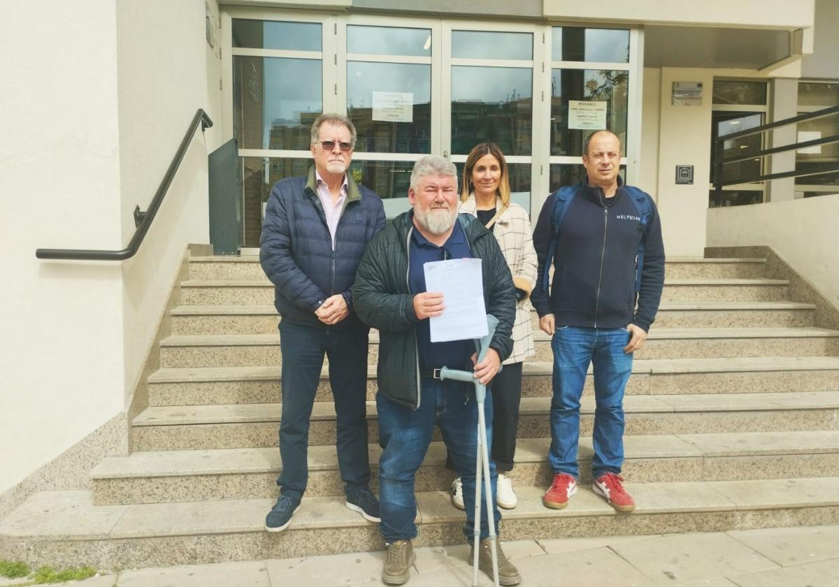 Juan Alcaide (2i), junto a otros integrantes de la asociación de empresarios, ayer, en la puerta de la Concejalía.