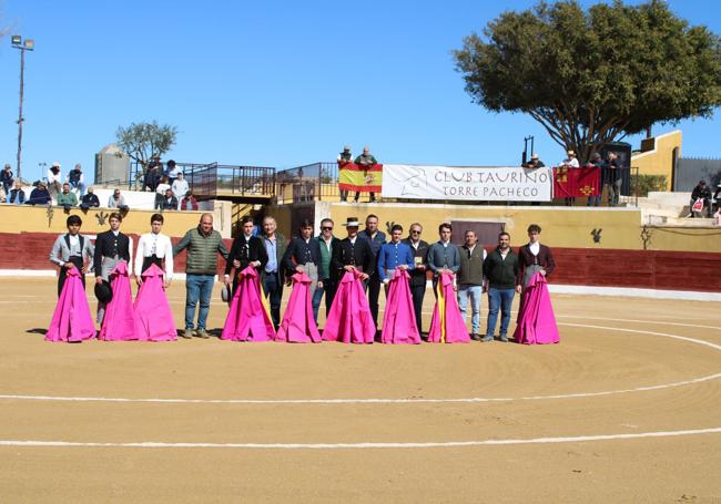 Los nueve novilleros participantes, con Pepe Soler y la Junta Directiva del CT de Torre Pacheco.