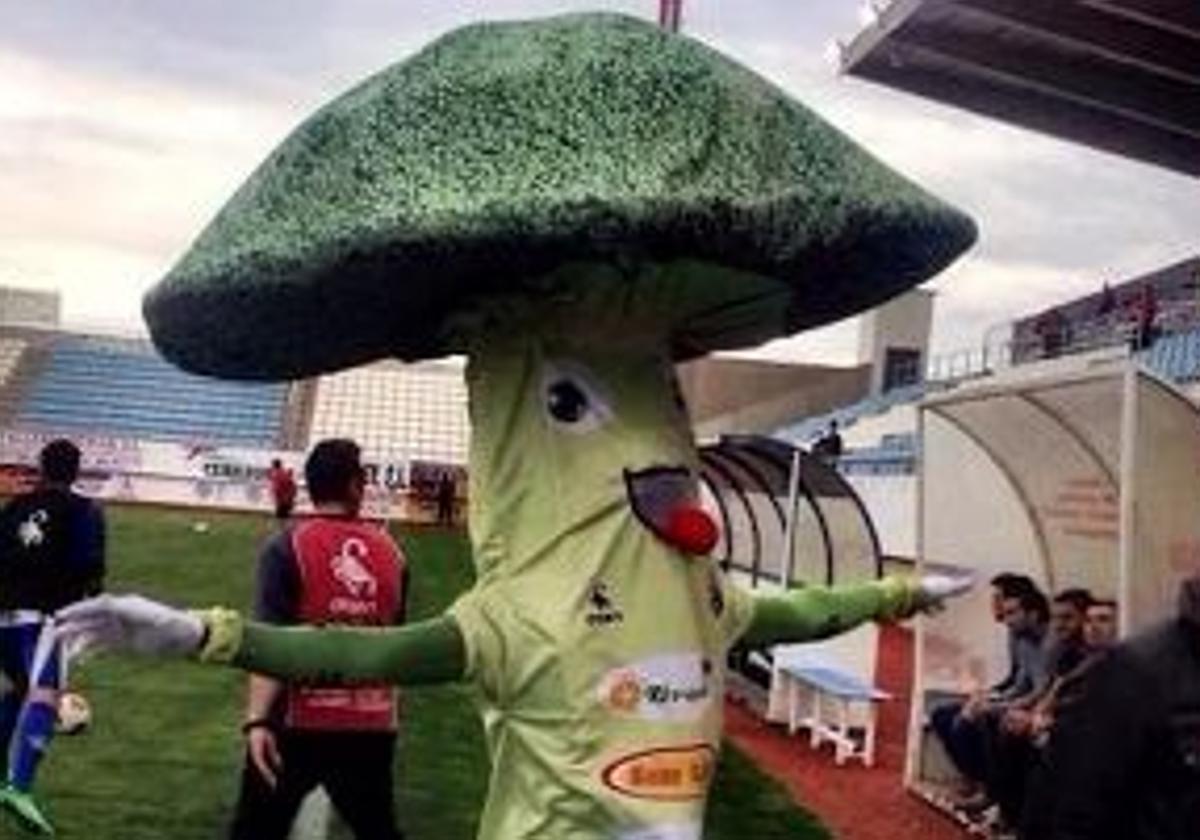 La exmascota de la Hoya Lorca, 'Brocolito', en el campo de fútbol del Lorca Deportiva.