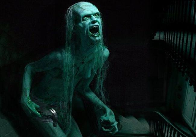 Javier Botet como la niña de Medeiros en la saga 'REC'.