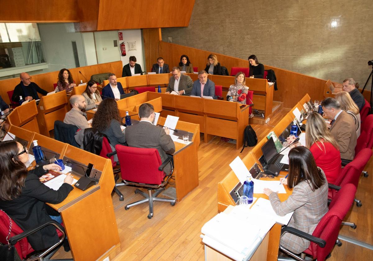 Los concejales durante la celebración del Pleno municipal, en una imagen de archivo.