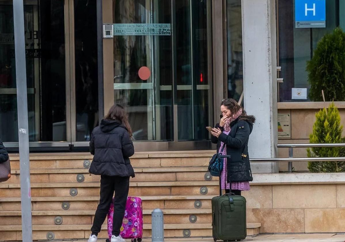 Un grupo de turistas, en la puerta de un hotel de Murcia, en una imagen de archivo.