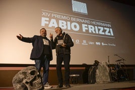 Javier García, director del festival Sombra, entrega a Fabio Frizzi el Premio Bernard Hermann, este sábado.