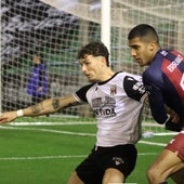 Mounir agarra a un atacante del Mérida en el partido de ayer.