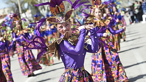 El Carnaval se despide con sol y plumajes en La Ribera y Los Alcázares