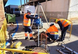 Colocación de enfundados en las tuberías de saneamiento.