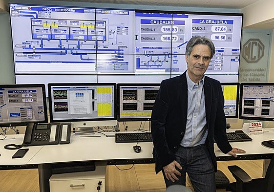 Juan Cascales, presidente de la Mancomunidad de los Canales del Taibilla, junto al control centralizado del organismo.