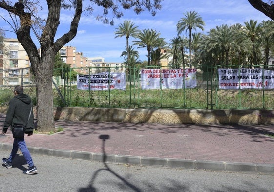 El solar que ocupó en su día la antigua guardería de La Paz, decorado con pancartas que piden la inmediata instalación de equipamientos.