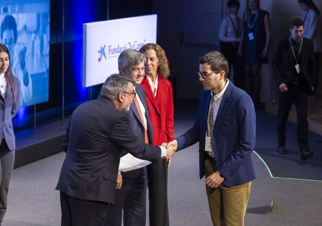 El becado Adrián Saura recibiendo la distinción.