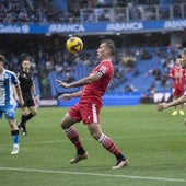 Ortuño controlando un balón.