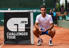 Carlos Taberner, con el trofeo de campeón.