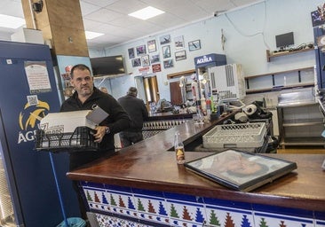 Daniel González recogiendo sus enseres del local en el que ha trabajado tres décadas.